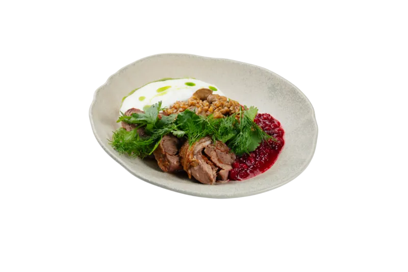 Томленная баранина с полбой, грибами и брусникой
